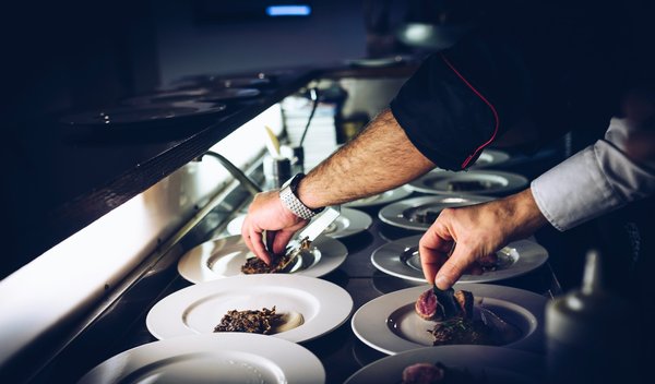 Comment organiser un séjour en Provence avec des cours de cuisine et des randonnées?
