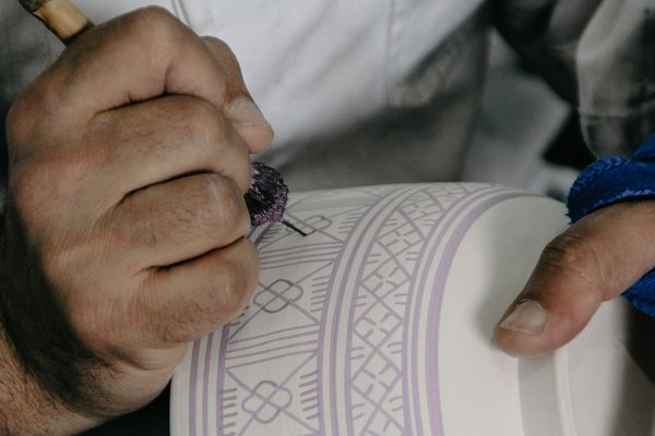Quels sont les meilleurs hébergements en Provence pour des vacances avec des ateliers de poterie et des visites de musées?